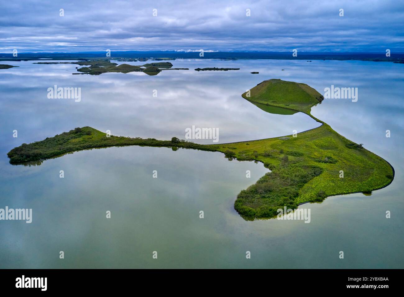 Islanda, regione Nordurland Eystra, Skutustadir, paesaggio vulcanico sul lago Myvatn, vista aerea Foto Stock