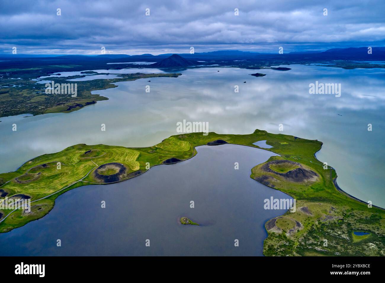 Islanda, regione Nordurland Eystra, Skutustadir, paesaggio vulcanico sul lago Myvatn, vista aerea Foto Stock