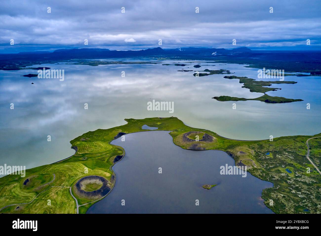 Islanda, regione Nordurland Eystra, Skutustadir, paesaggio vulcanico sul lago Myvatn, vista aerea Foto Stock