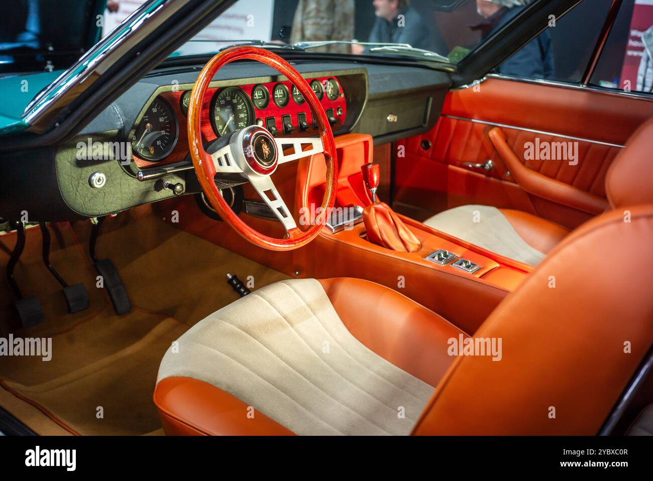 salisburgo, austria, 19 ottobre 2024, esposizione classica, mostra di auto e moto d'epoca, mostra di tempi antichi, abitacolo e sedile del conducente di una lamborghini islero coupé d'epoca *** salisburgo, Österreich, 19 okt 2024, esposizione classica, ausstellung für oldtimer und motorräder, spettacolo di oldtimer , cockpit und fahrersitz eines lamborghini islero coupé Copyright: XW. Simlingerx Foto Stock