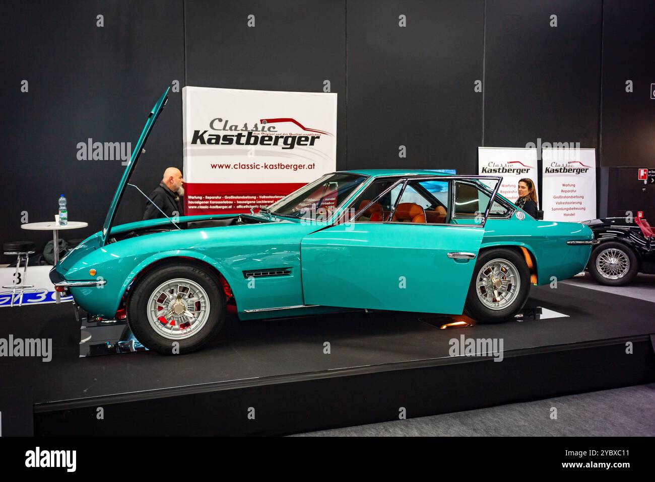 salisburgo, austria, 19 ottobre 2024, esposizione classica, mostra di auto e moto d'epoca, mostra di tempi antichi., lamborghini islero coupé d'epoca *** salisburgo, Österreich, 19 okt 2024, esposizione classica, ausstellung für oldtimer und motorräder, spettacolo di oldtimer , lamborghini islero coupé d'epoca Copyright: XW. Simlingerx Foto Stock