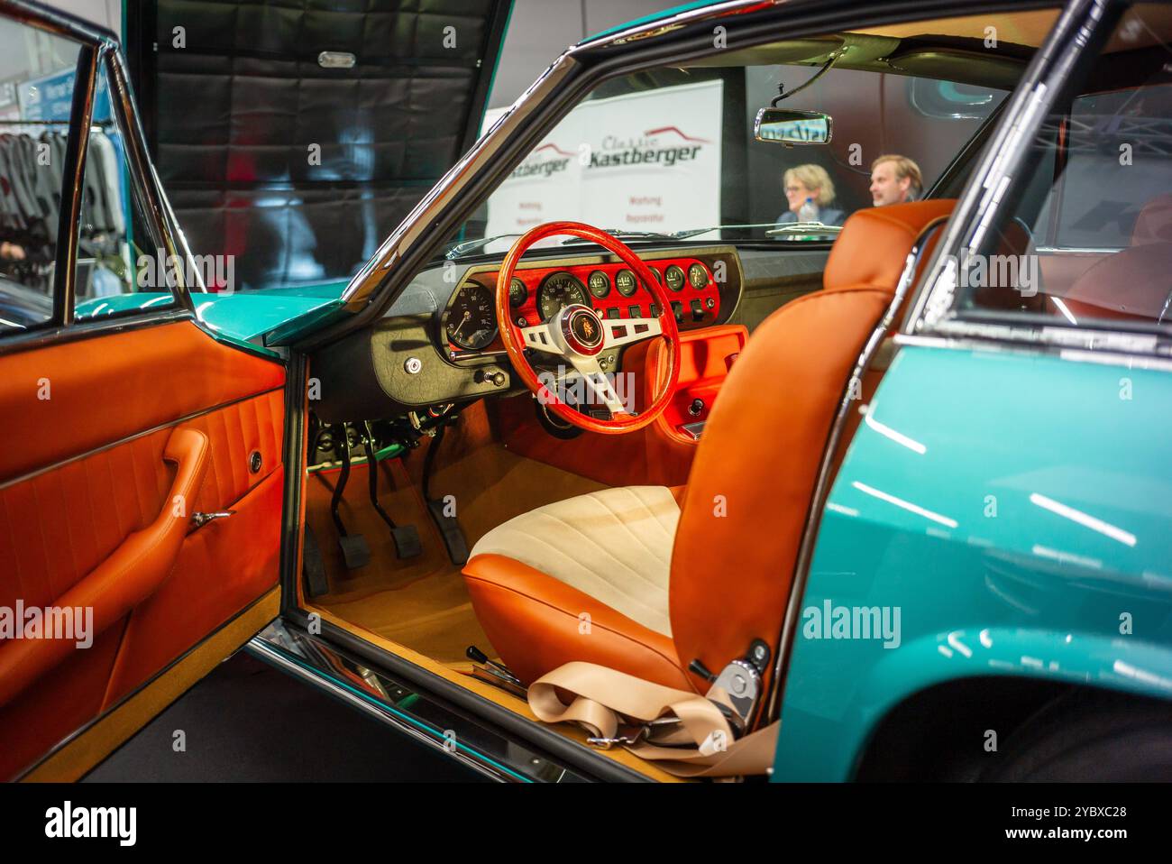 salisburgo, austria, 19 ottobre 2024, esposizione classica, mostra di auto e moto d'epoca, mostra di tempi antichi, abitacolo e sedile del conducente di una lamborghini islero coupé d'epoca *** salisburgo, Österreich, 19 okt 2024, esposizione classica, ausstellung für oldtimer und motorräder, spettacolo di oldtimer , cockpit und fahrersitz eines lamborghini islero coupé Copyright: XW. Simlingerx Foto Stock
