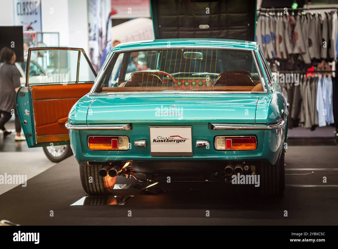salisburgo, austria, 19 ottobre 2024, esposizione classica, mostra di auto e moto d'epoca, mostra di tempi antichi., lamborghini islero coupé d'epoca *** salisburgo, Österreich, 19 okt 2024, esposizione classica, ausstellung für oldtimer und motorräder, spettacolo di oldtimer , lamborghini islero coupé d'epoca Copyright: XW. Simlingerx Foto Stock