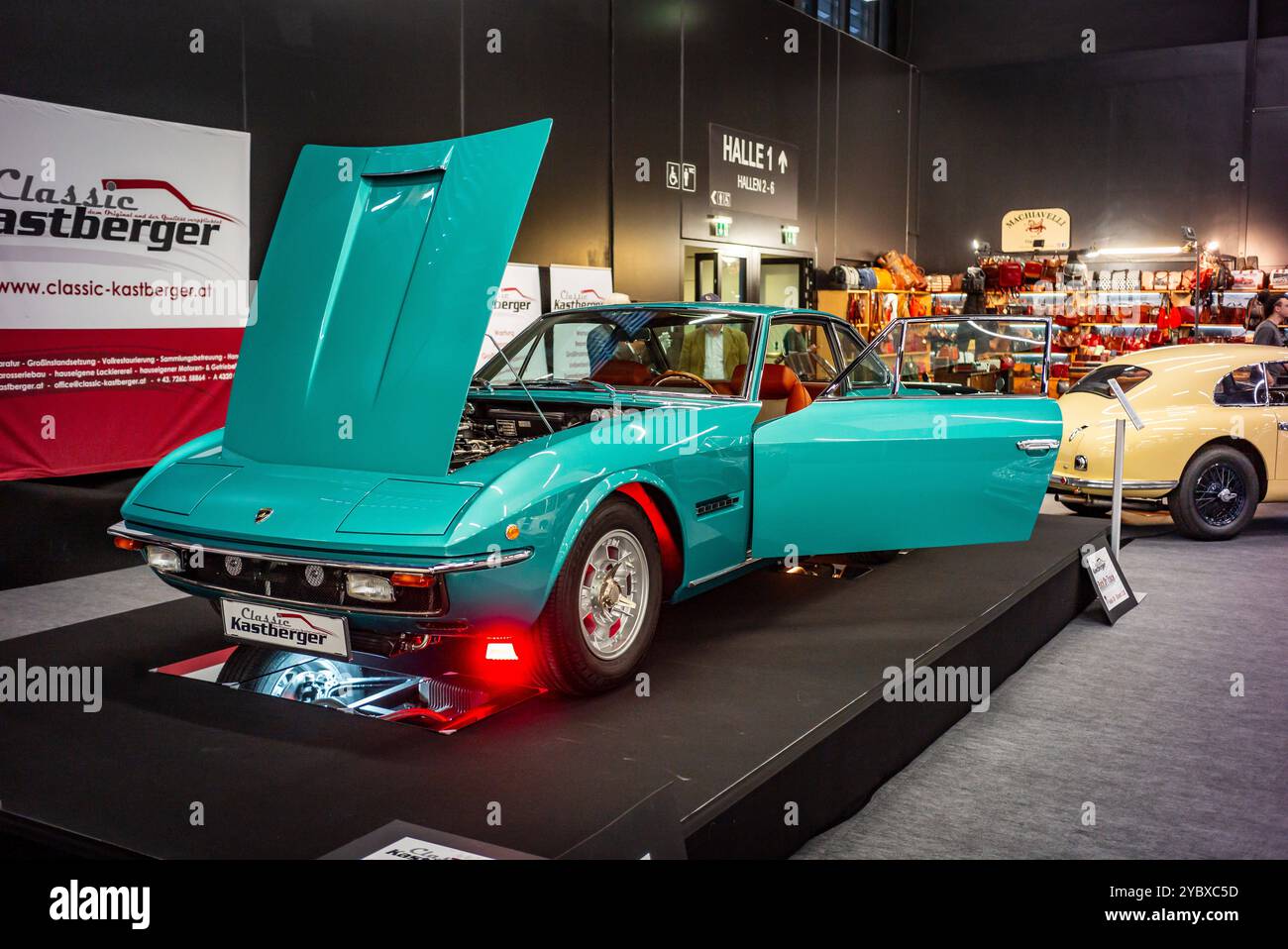 salisburgo, austria, 19 ottobre 2024, esposizione classica, mostra di auto e moto d'epoca, mostra di tempi antichi., lamborghini islero coupé d'epoca *** salisburgo, Österreich, 19 okt 2024, esposizione classica, ausstellung für oldtimer und motorräder, spettacolo di oldtimer , lamborghini islero coupé d'epoca Copyright: XW. Simlingerx Foto Stock