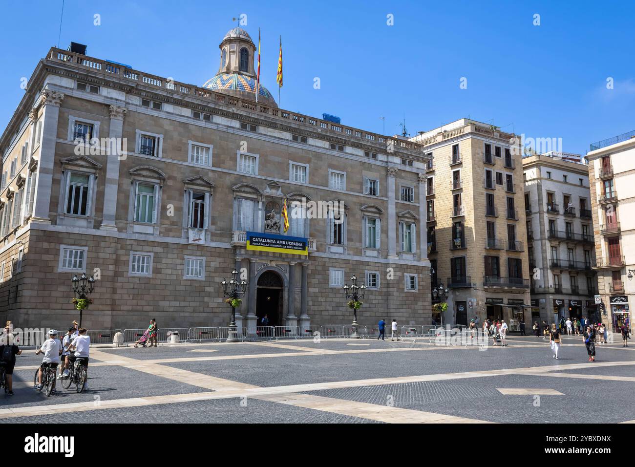 Barcellona, Spagna - 18 luglio 2022: Palau de la Generalitat de Catalunya con uno striscione a sostegno dell'Ucraina Foto Stock