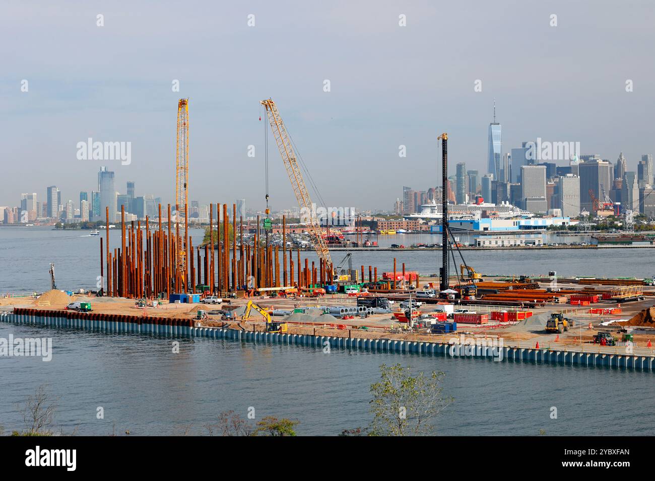 Costruzione di un centro di produzione e formazione di turbine eoliche a Brooklyn, New York, a sostegno del progetto eolico offshore Empire Wind 1. 2024 settembre Foto Stock