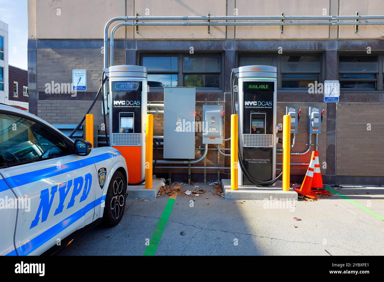 Un'auto elettrica della polizia Ford Mustang Mach e GT della polizia di New York presso una stazione di ricarica EV ChargePoint del Dipartimento dei servizi amministrativi di tutta la città. Foto Stock