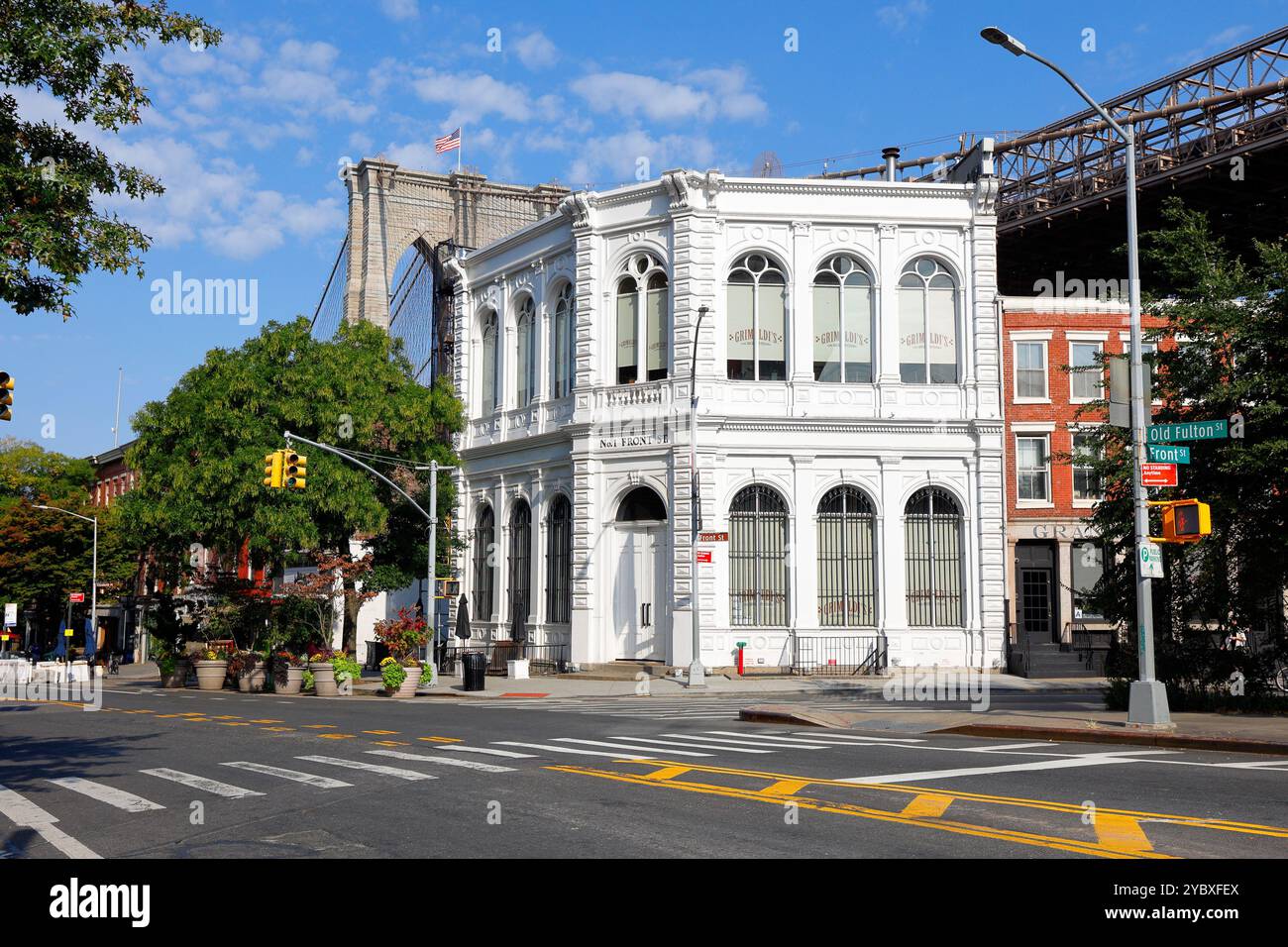 Old Fulton Street e Front St nel Fulton Ferry District a Brooklyn, New York City. Il distretto è iscritto nel National Register of Historic Places. Foto Stock