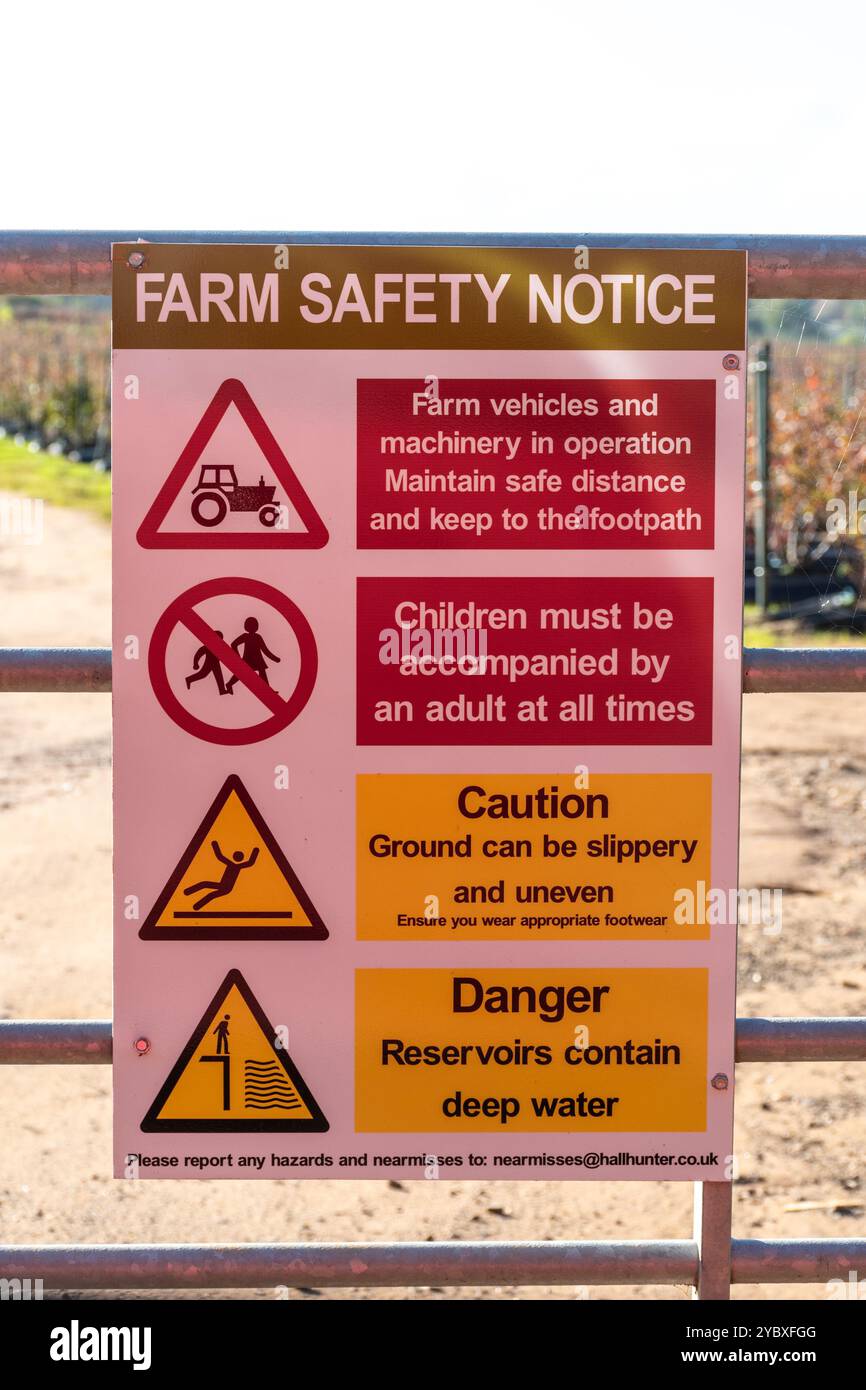 Avviso di sicurezza dell'azienda agricola su un cancello di campo che elenca pericoli o pericoli, Inghilterra, Regno Unito Foto Stock