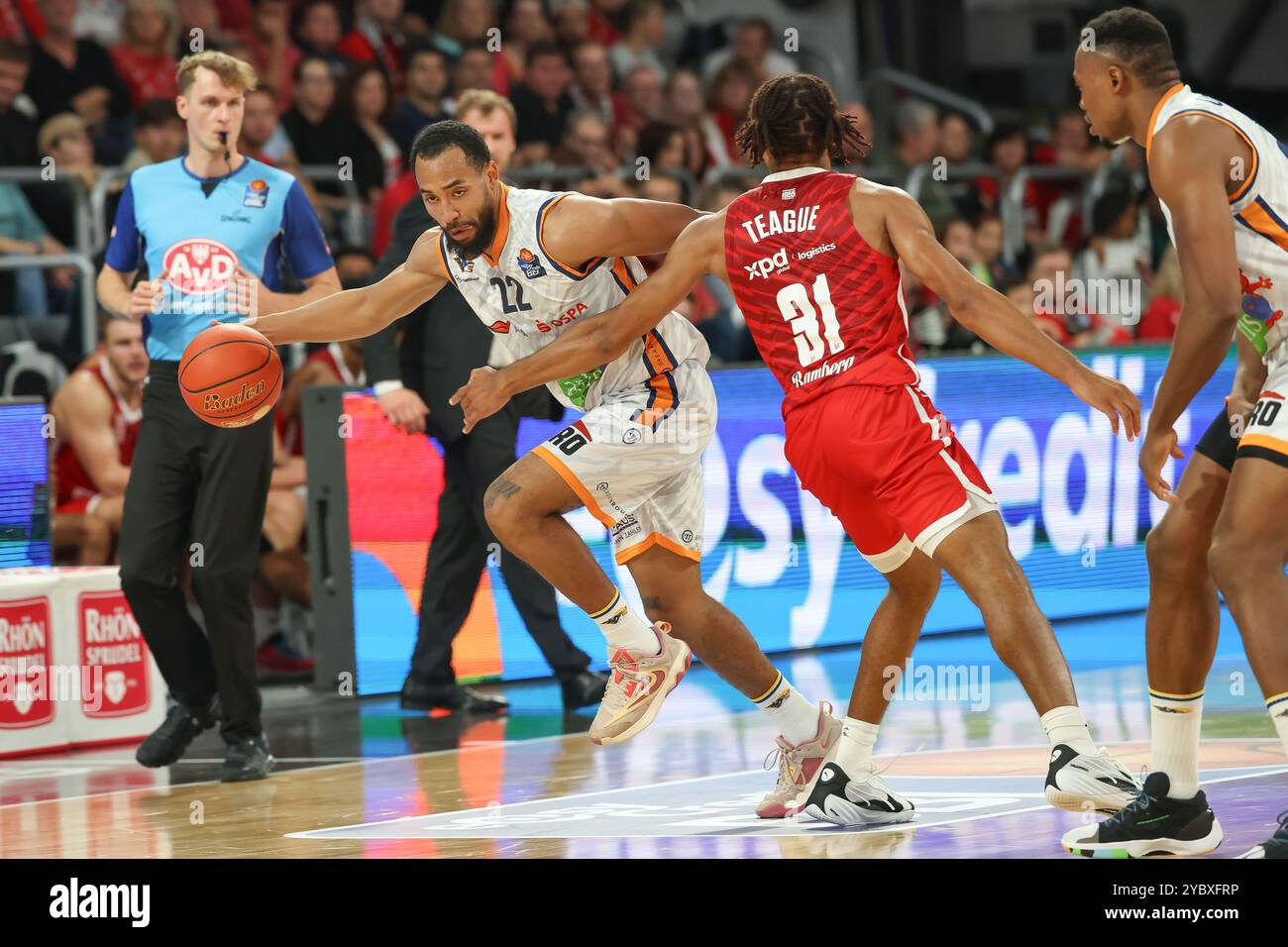 Bamberga, Germania. 20 ottobre 2024. Destra Nijal Pearson (Rostock Seawolves) sinistra MaCio Teague (Bamberg Baskets, #31) Bamberg Baskets - Rostock Seawolves/easyCredit-BBL/Basketball Bundesliga/stagione 2024/25/Matchday 5/20.10.2024, Brose Arena Bamberg crediti: Daniel Löb/Loeb crediti: Daniel Löb/dpa/Alamy Live News Foto Stock