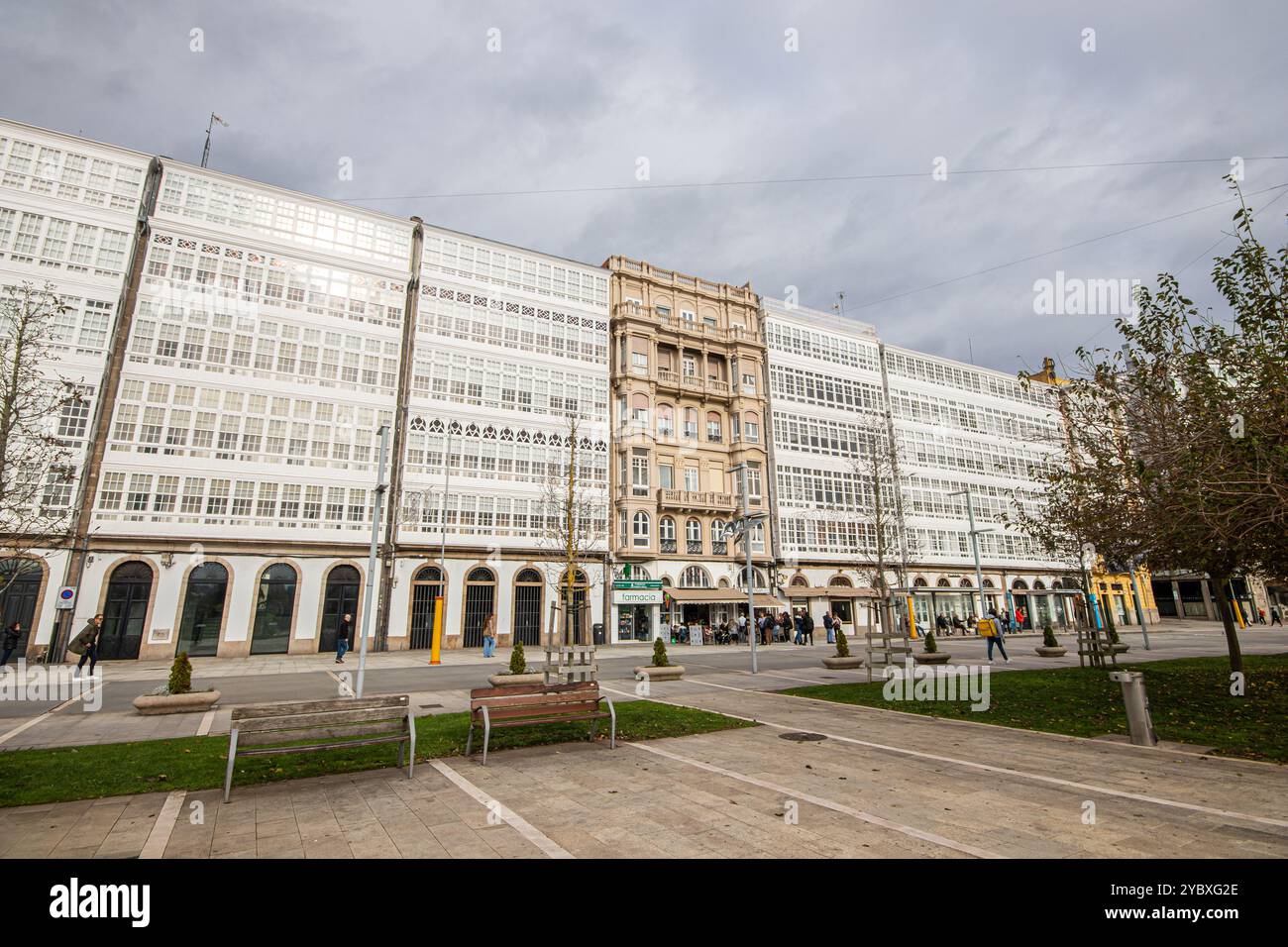 Una Coruna, Spagna. Le Galerias de la Marina, case con balconi chiusi con falegnameria in legno dipinta di bianco e una grande superficie in vetro Foto Stock