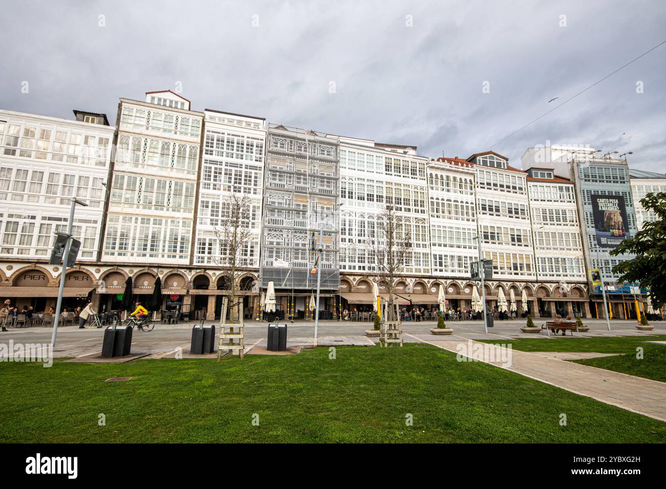 Una Coruna, Spagna. Le Galerias de la Marina, case con balconi chiusi con falegnameria in legno dipinta di bianco e una grande superficie in vetro Foto Stock