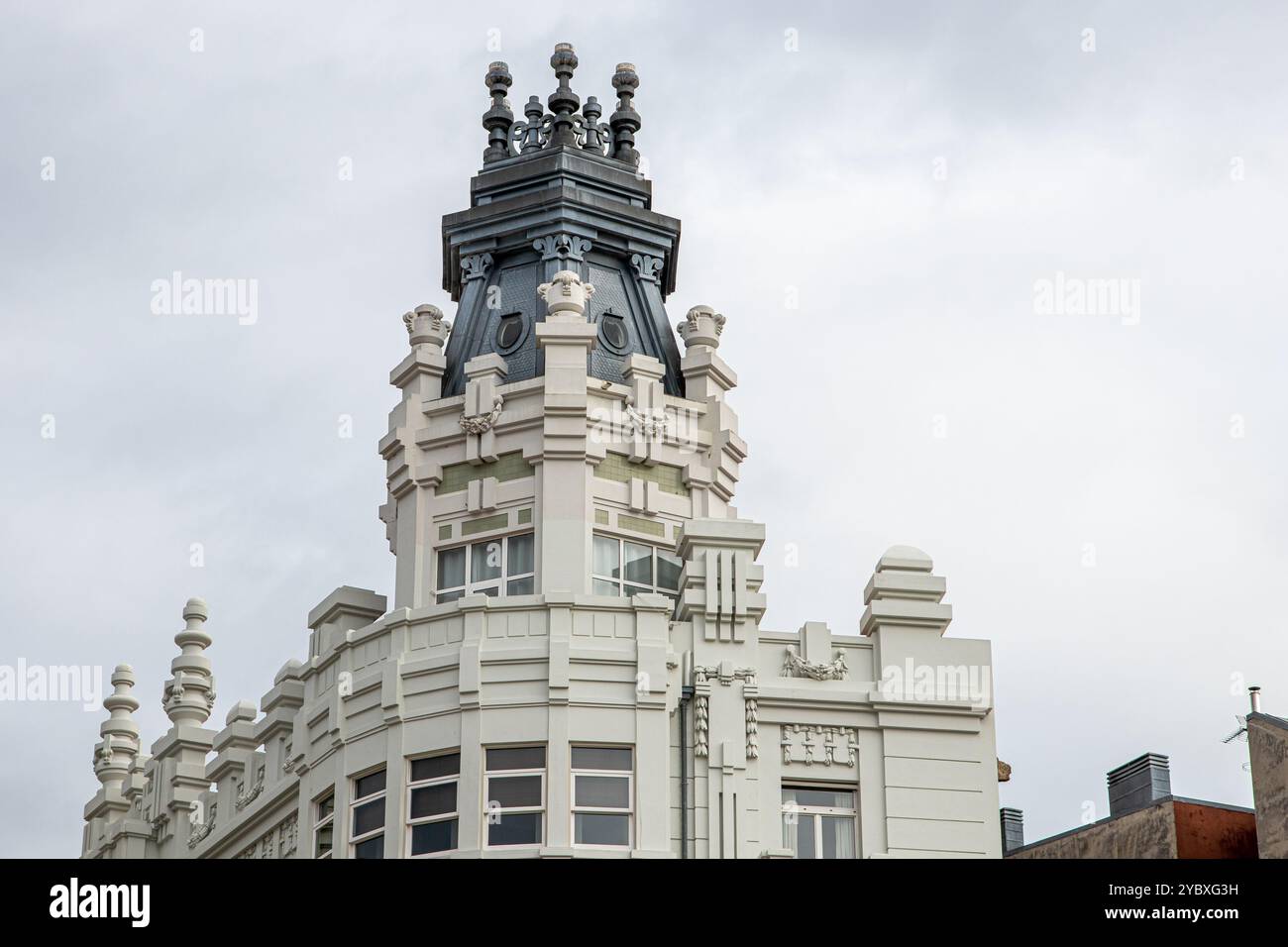 Una Coruna, Spagna. Le Galerias de la Marina, case con balconi chiusi con falegnameria in legno dipinta di bianco e una grande superficie in vetro Foto Stock