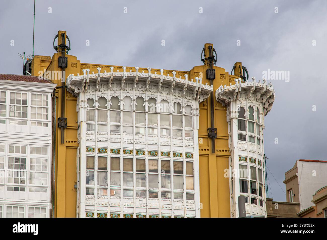 Una Coruna, Spagna. Le Galerias de la Marina, case con balconi chiusi con falegnameria in legno dipinta di bianco e una grande superficie in vetro Foto Stock
