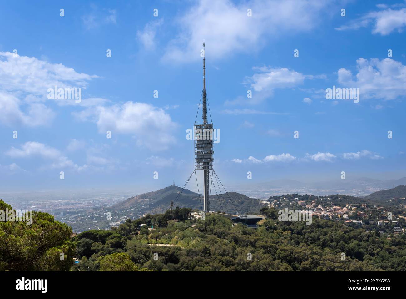 Una vista panoramica di Tibidado con Torre de Collserola, Barcellona Foto Stock