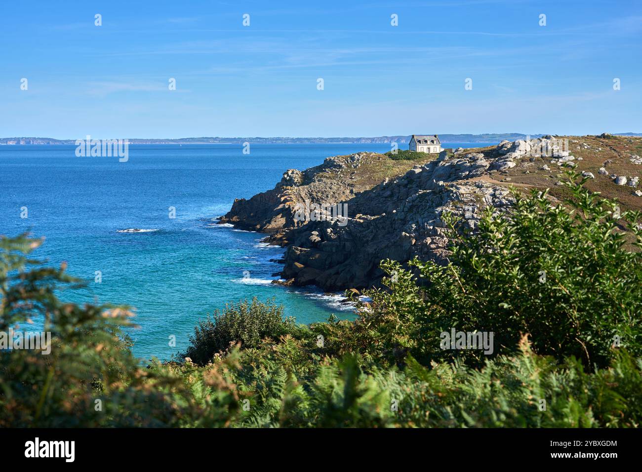 Famoso faro a Pointe de Millier, Cap Sizoun, Bretagna, Francia Foto Stock