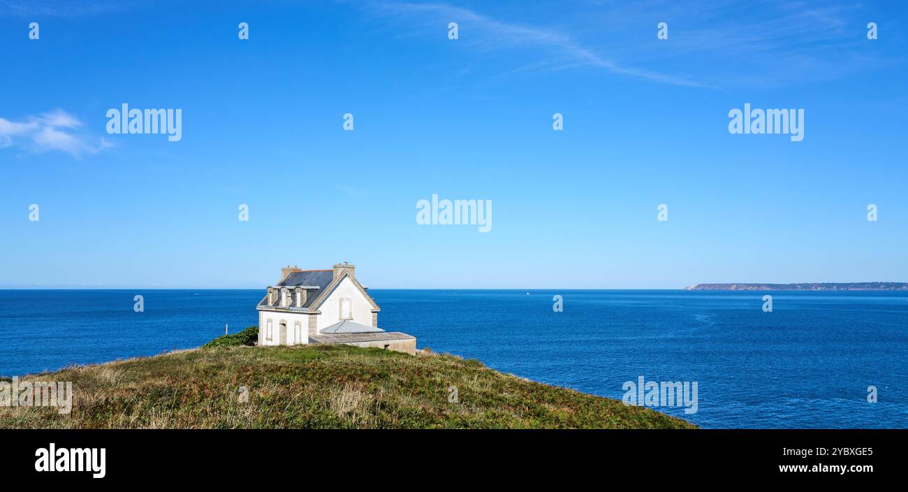 Famoso faro a Pointe de Millier, Cap Sizoun, Bretagna, Francia Foto Stock
