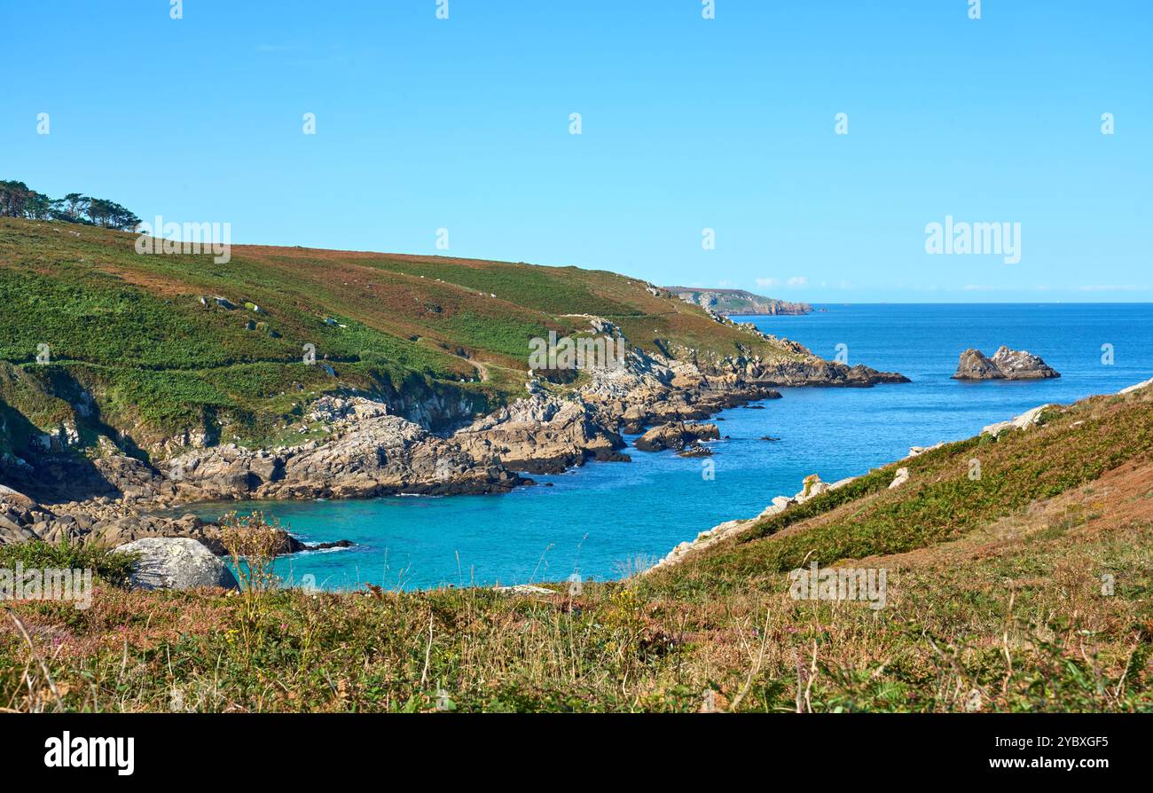 Famoso faro a Pointe de Millier, Cap Sizoun, Bretagna, Francia Foto Stock