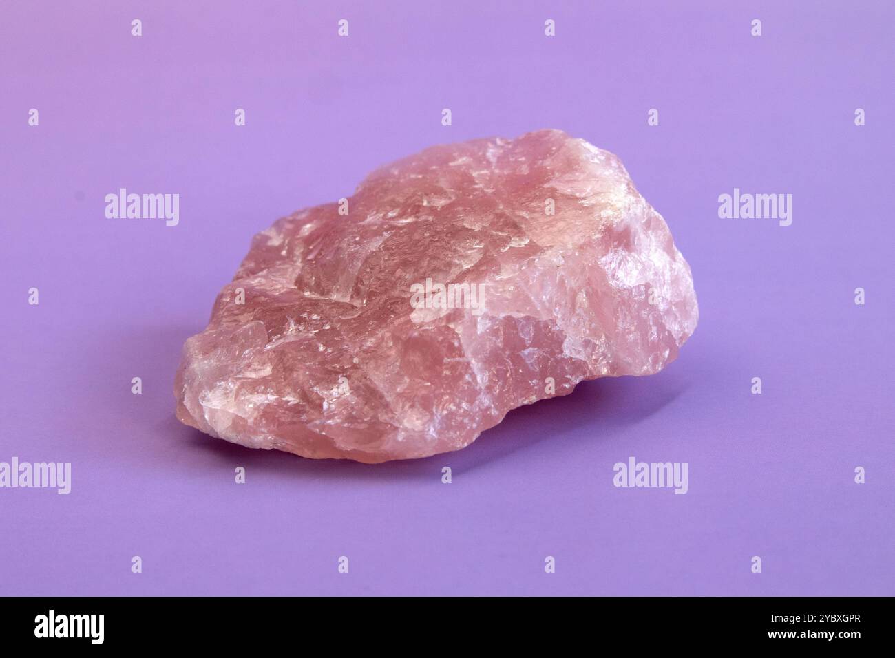 Diversi pezzi di quarzo rosa lucido come sfondo piacevole. Vista dall'alto della fotografia a colori dal minimo Foto Stock