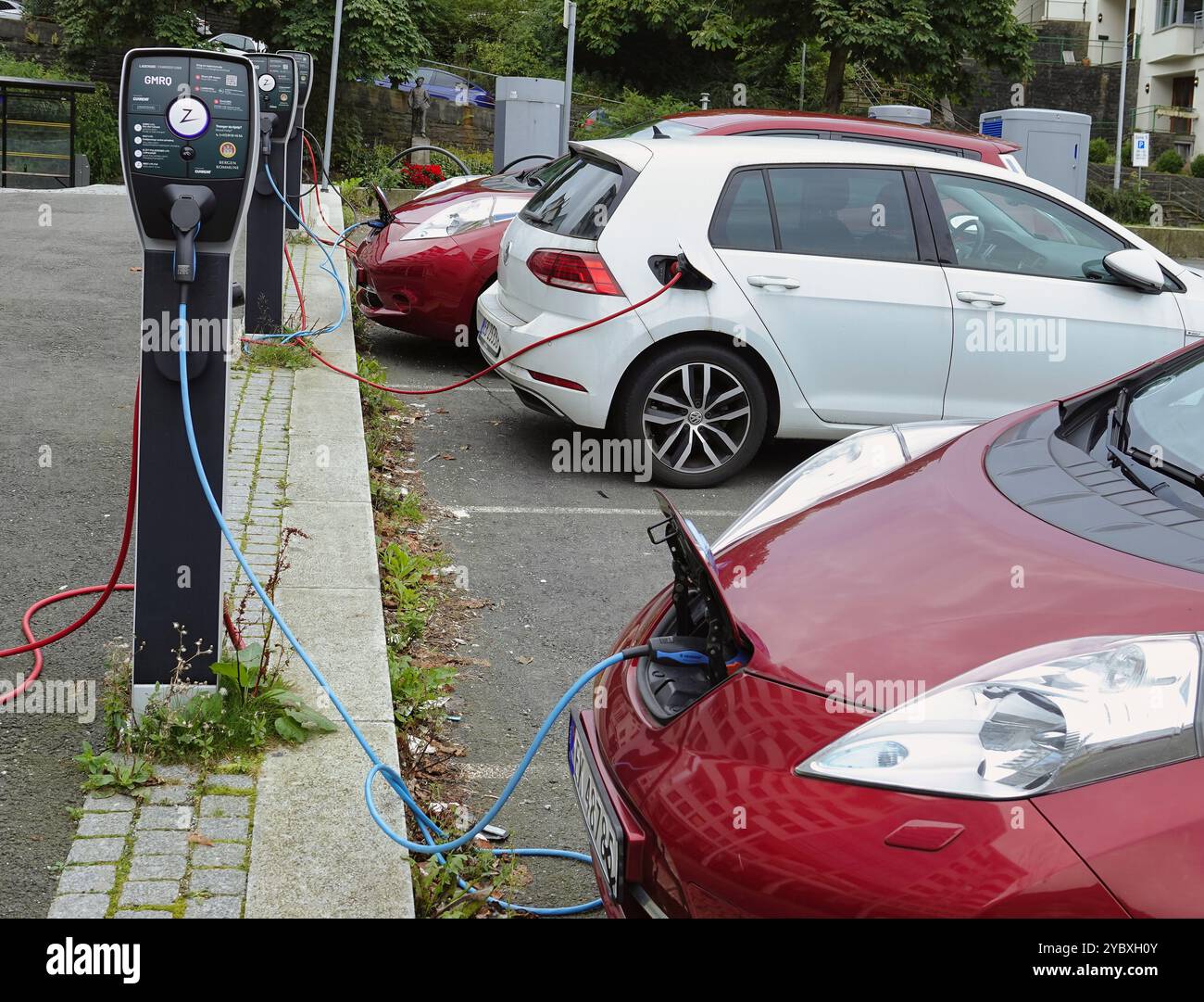 Bergen, Norvegia 8 settembre 2024 le auto elettriche ricaricano le loro batterie in un sito di energia statica sulla penisola di Nordnes a Bergen Foto Stock