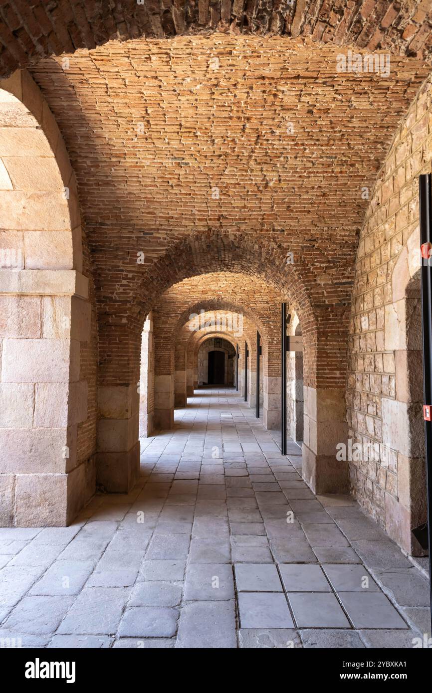 Il corridoio ad arco del Castello di Montjuic, Barcellona Foto Stock