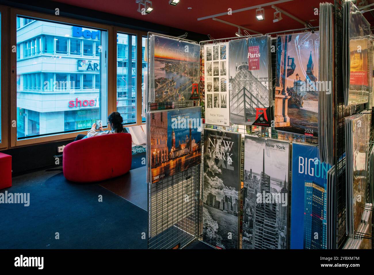 23-12-2023 BERLIN Booking Store Calendari con dipinti o fotografie sono all'interno della Dussmann das KulturKaufhaus di Berlino. Negozio su Friedrichst Foto Stock