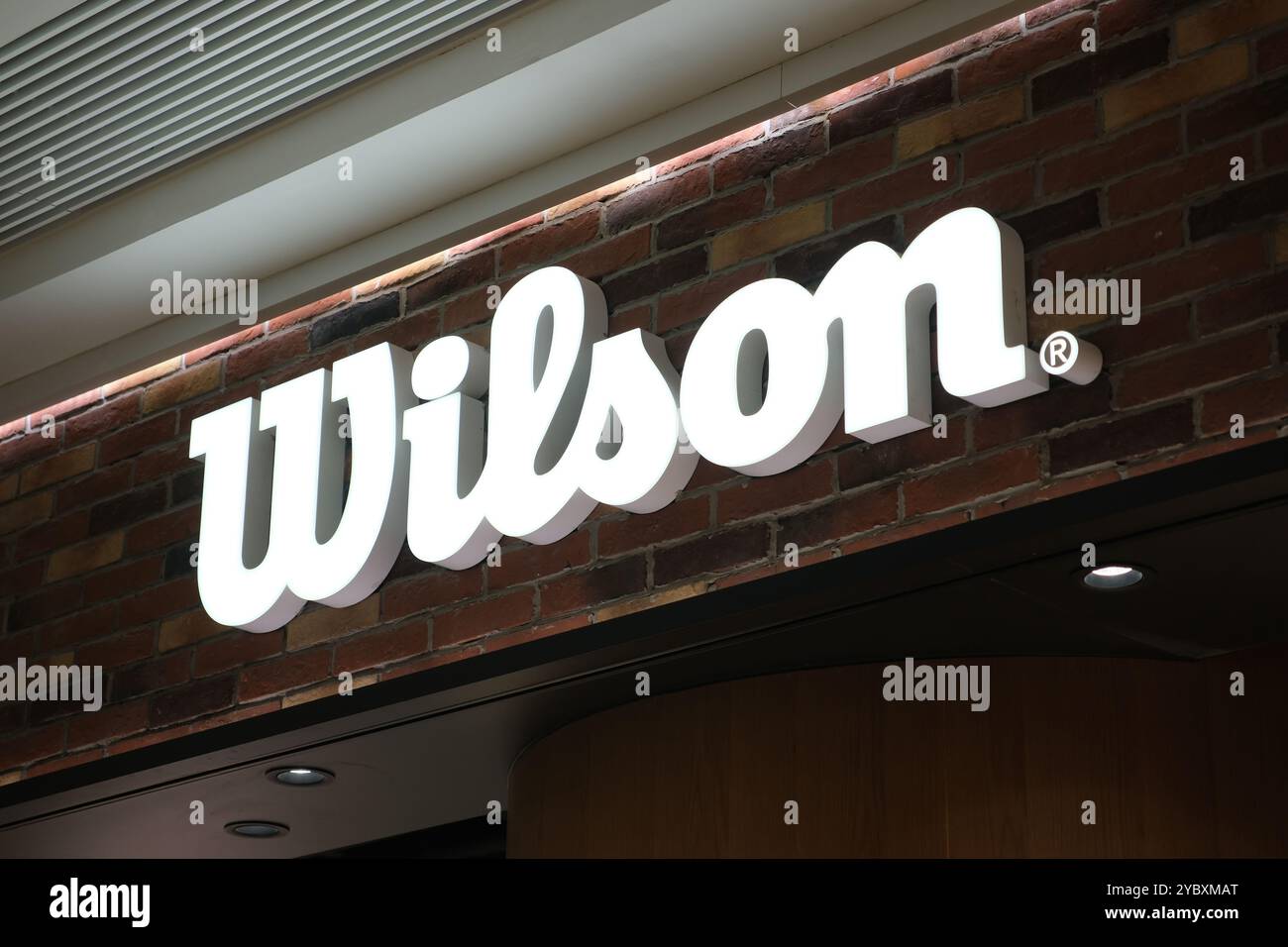 Shanghai, Cina-20 ottobre 2024: Logo del marchio Wilson Sporting Goods Company Foto Stock