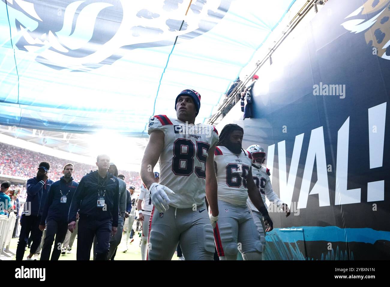 Hunter Henry dei New England Patriots lascia il campo alla fine del secondo quarto durante la partita internazionale NFL al Tottenham Hotspur Stadium di Londra. Data foto: Domenica 20 ottobre 2024. Foto Stock