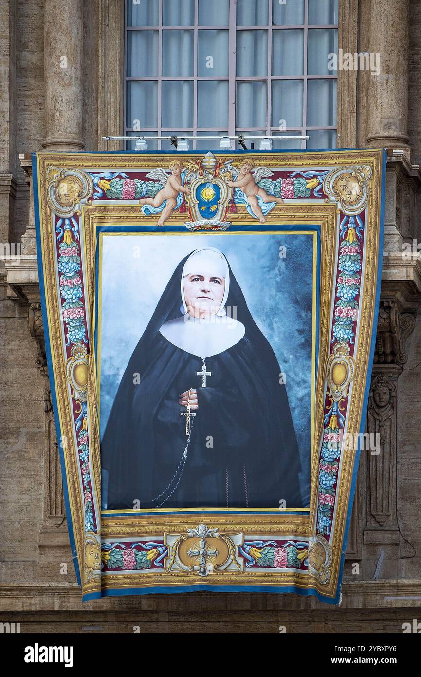 **NO LIBRI** Italia, Roma, Vaticano, 2024/10/20.lo striscione delle Suore di San Zitaâ. Marie-l'onie Paradis (1840-1912), fondatrice della Congregazione delle piccole Sorelle della Sacra famiglia durante la Santa messa e la canonizzazione di 14 santi e martiri di Damasco, in Piazza San Pietro in Vaticano Fotografia di ALESSIA GIULIANI / Catholic Press foto Foto Stock