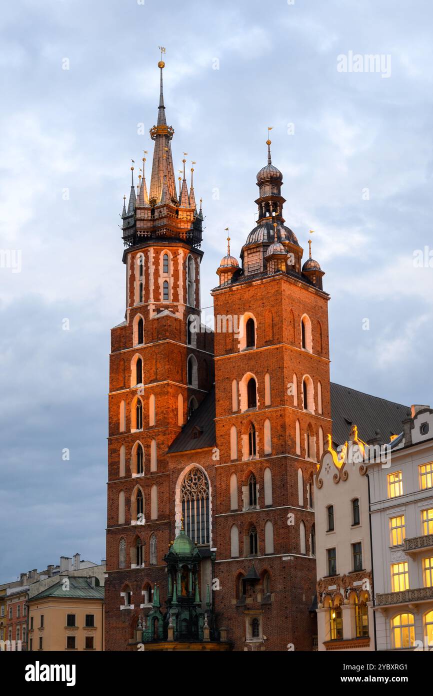 Cracovia, Polonia - 16 settembre 2022: Chiesa di Maria sulla piazza principale del mercato nella città vecchia di Cracovia. Polonia Foto Stock