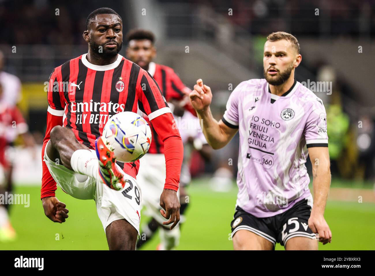 Milano, Francia, Italia. 19 ottobre 2024. Youssouf FOFANA dell'AC Milan e Jesper KARLSTROM dell'Udinese calcio durante la partita di serie A tra l'AC Milan e l'Udinese calcio allo Stadio San Siro il 19 ottobre 2024 a Milano. (Credit Image: © Matthieu Mirville/ZUMA Press Wire) SOLO PER USO EDITORIALE! Non per USO commerciale! Foto Stock