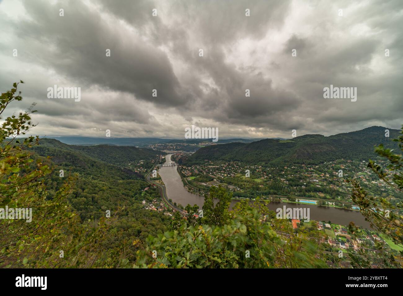 Vista dal punto di vista di Skaly in un giorno d'autunno nuvoloso vicino a Usti nad Labem CZ 10 05 2024 Foto Stock