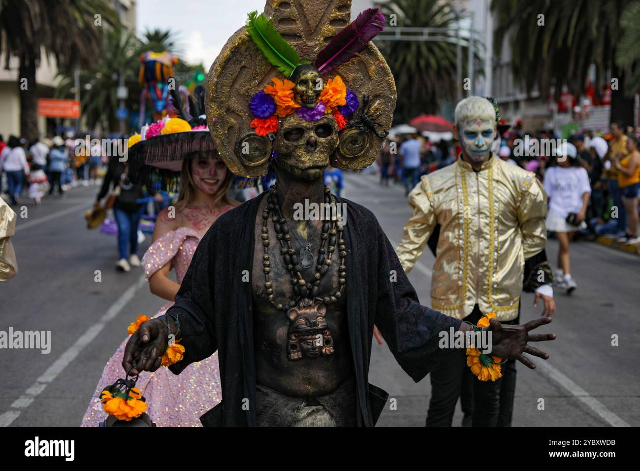 Le persone che partecipano alla tradizionale parata annuale di ''Monumental Alebrijes'' presentata dal Museo d'Arte Popolare, che parte dalla piazza principale Zocalo verso il Ãngel de la Independencia. Il 19 ottobre 2024 a città del Messico, Messico. (Credit Image: © Ian Robles/eyepix via ZUMA Press Wire) SOLO PER USO EDITORIALE! Non per USO commerciale! Foto Stock