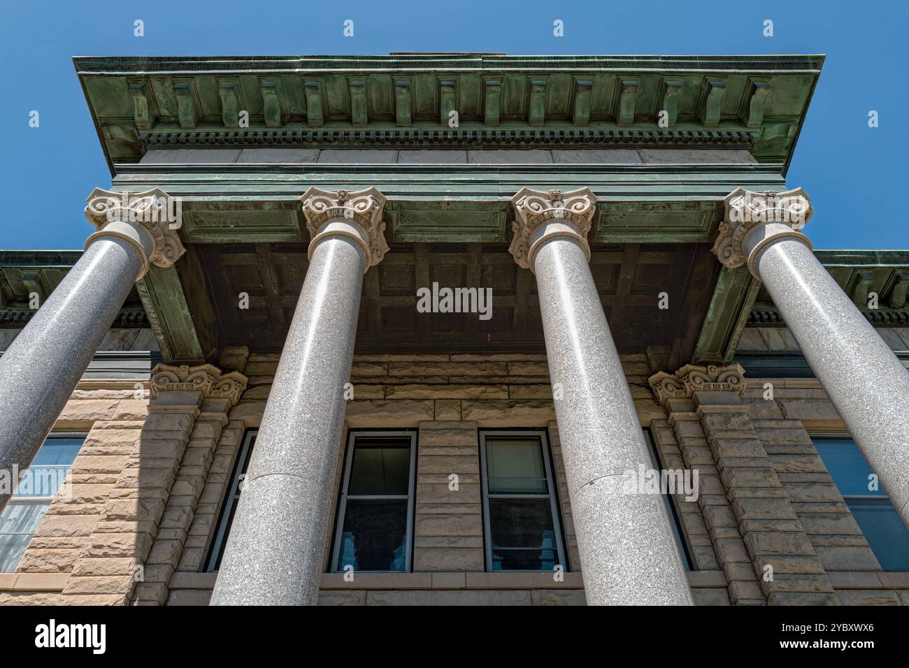 Vista verso l'alto delle colonne e del portico del tribunale della contea di Cascade a Great Falls, Montana, Stati Uniti Foto Stock