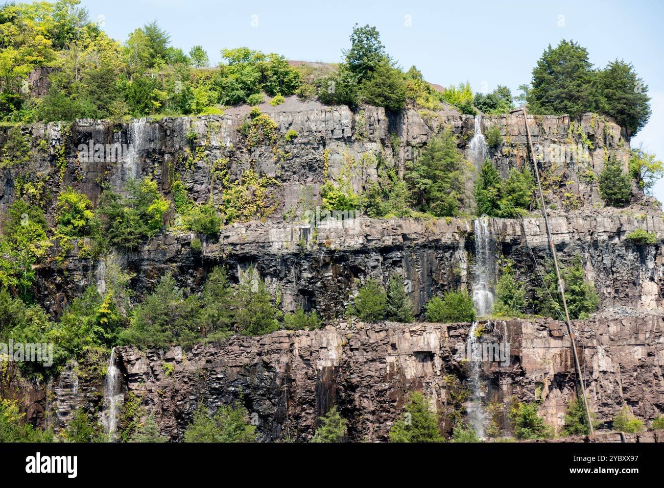 Strati di roccia sono visibili dall'interno di una cava di roccia. La cava di roccia con impronte di dinosauri dell'era Triassica apre per un fine settimana all'anno ai visitatori Foto Stock
