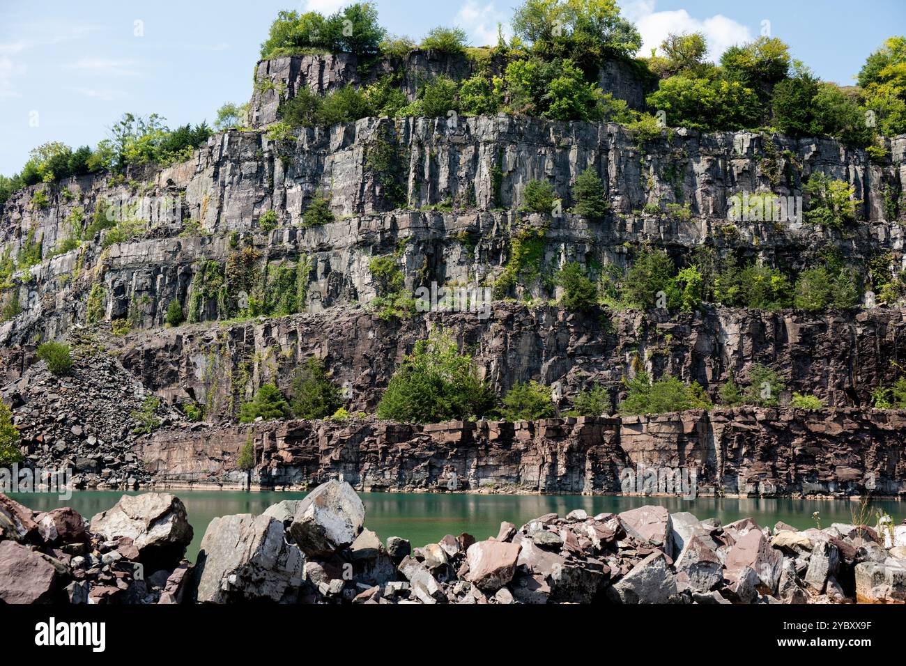 Strati di roccia sono visibili dall'interno di una cava di roccia. La cava di roccia con impronte di dinosauri dell'era Triassica apre per un fine settimana all'anno ai visitatori Foto Stock