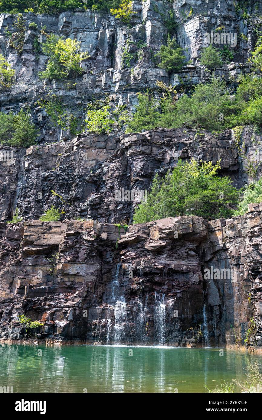 Strati di roccia sono visibili dall'interno di una cava di roccia. La cava di roccia con impronte di dinosauri dell'era Triassica apre per un fine settimana all'anno ai visitatori Foto Stock