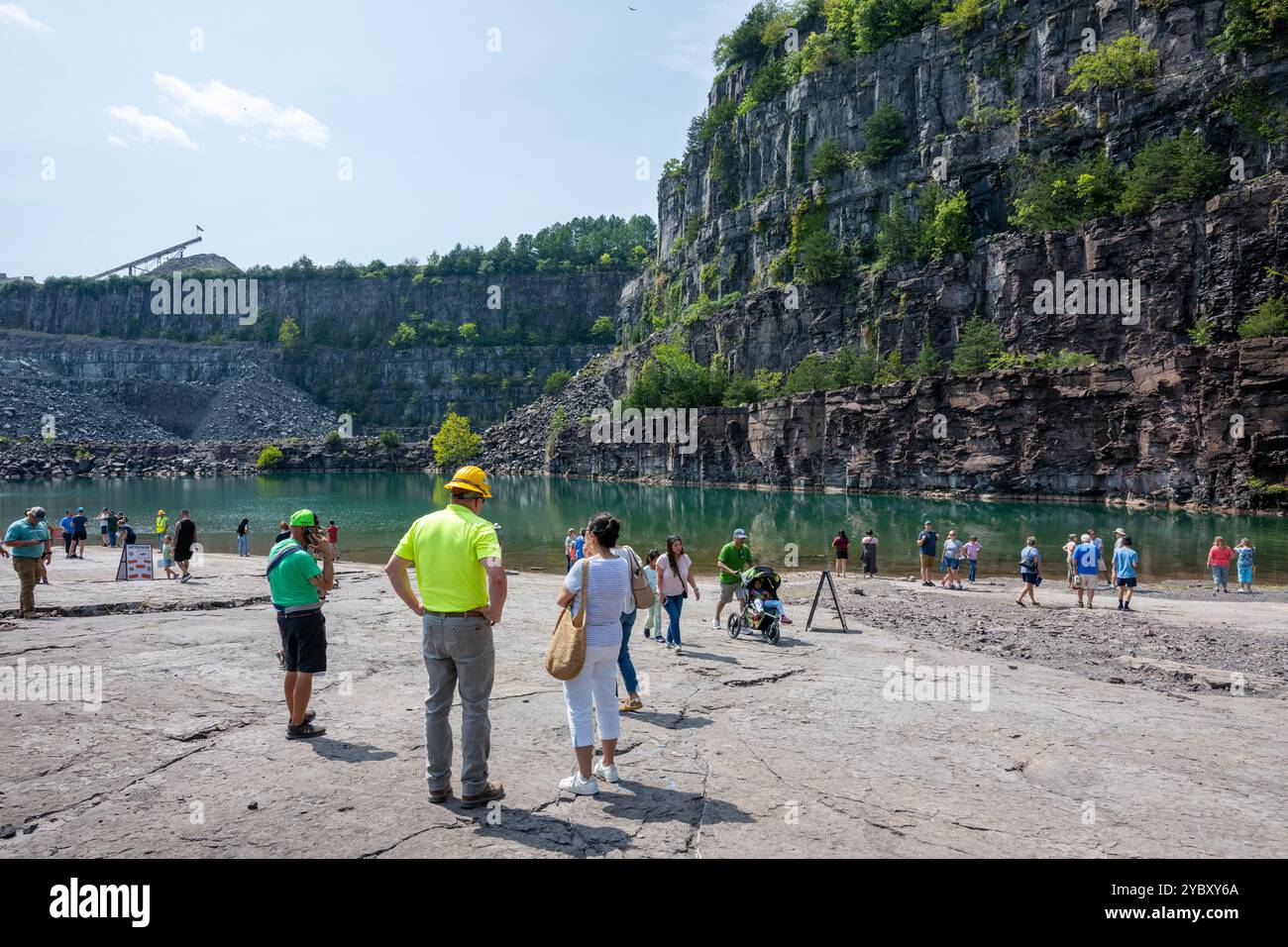 I visitatori interagiscono con i dipendenti della cava durante un open House. La cava di roccia con impronte di dinosauri dell'era Triassica apre per un fine settimana all'anno Foto Stock