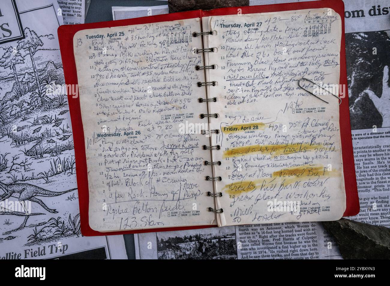 Diario con note sulla ricerca delle impronte di dinosauro. La cava di roccia con impronte di dinosauri dell'era Triassica apre per un fine settimana all'anno ai visitatori. Il Foto Stock