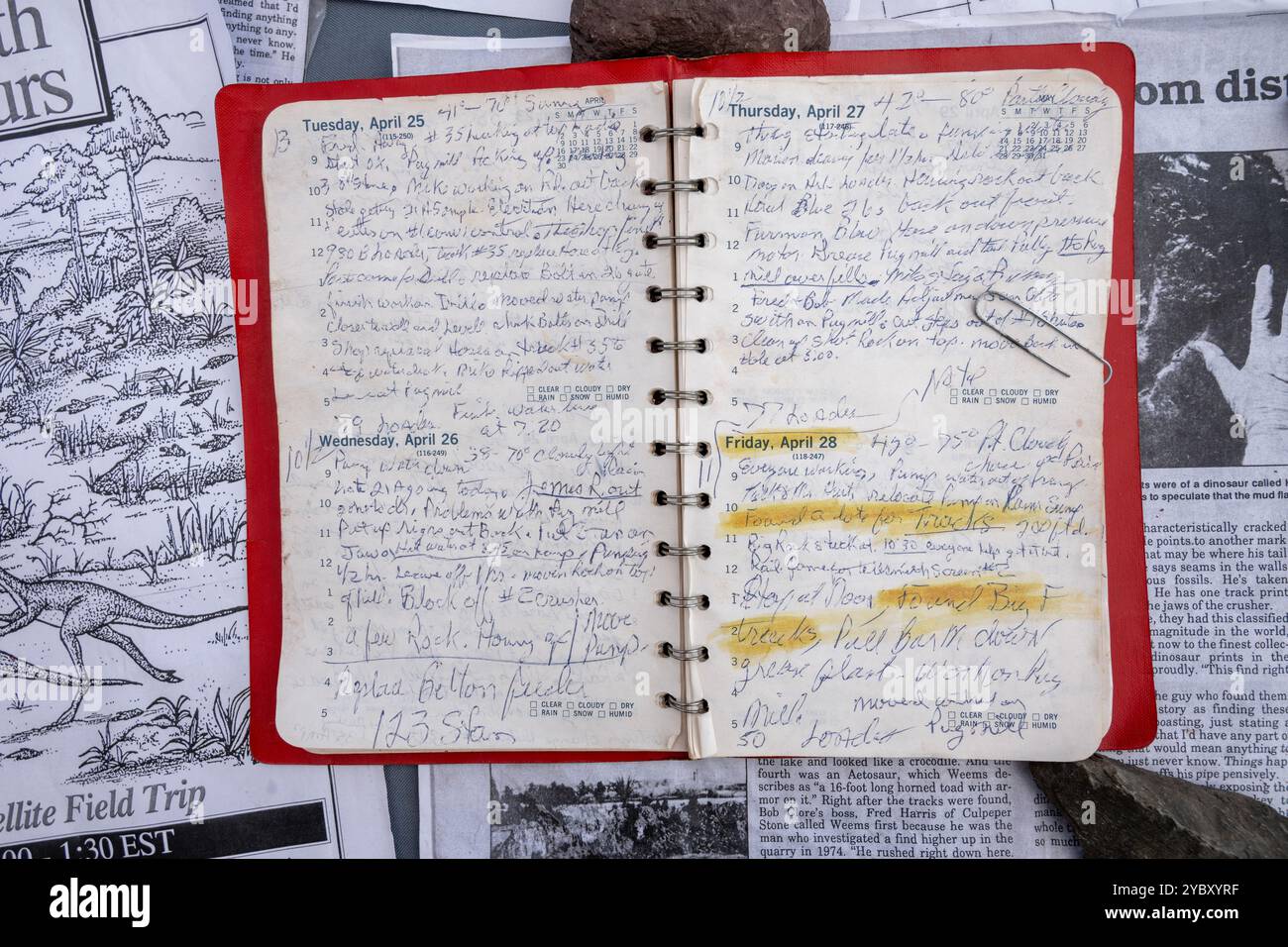 Diario con note sulla ricerca delle impronte di dinosauro. La cava di roccia con impronte di dinosauri dell'era Triassica apre per un fine settimana all'anno ai visitatori. Il Foto Stock