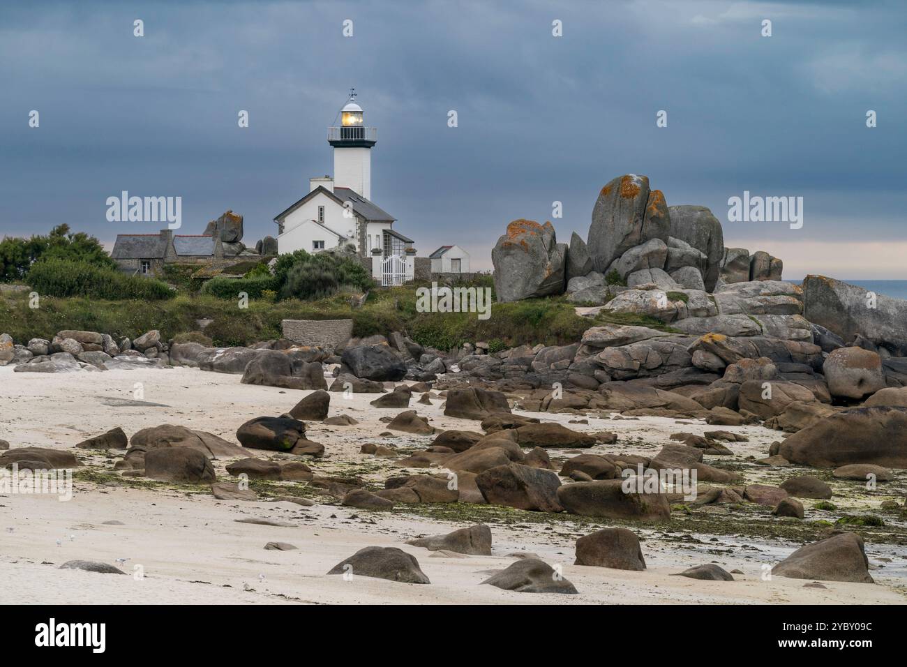 Serata nuvolosa a Phare de Pontusval, Finistère (Francia) Foto Stock