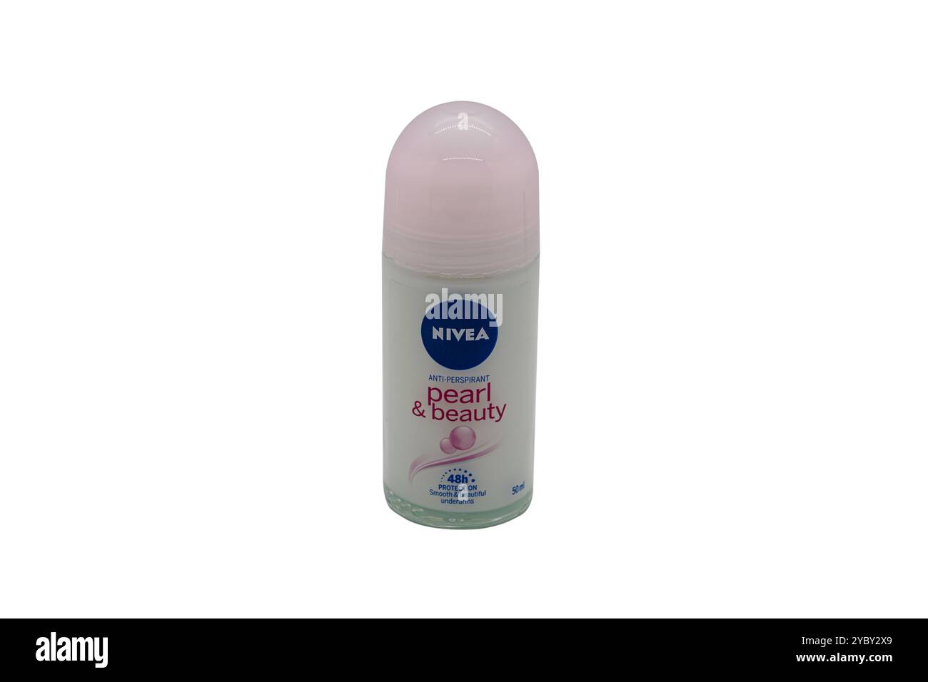 Wolverhampton UK – 19 ottobre 2024: CAN of Women's Anti Perspirant Deodorant, Pearl and Beauty di Nivea. Isolato su sfondo bianco Foto Stock
