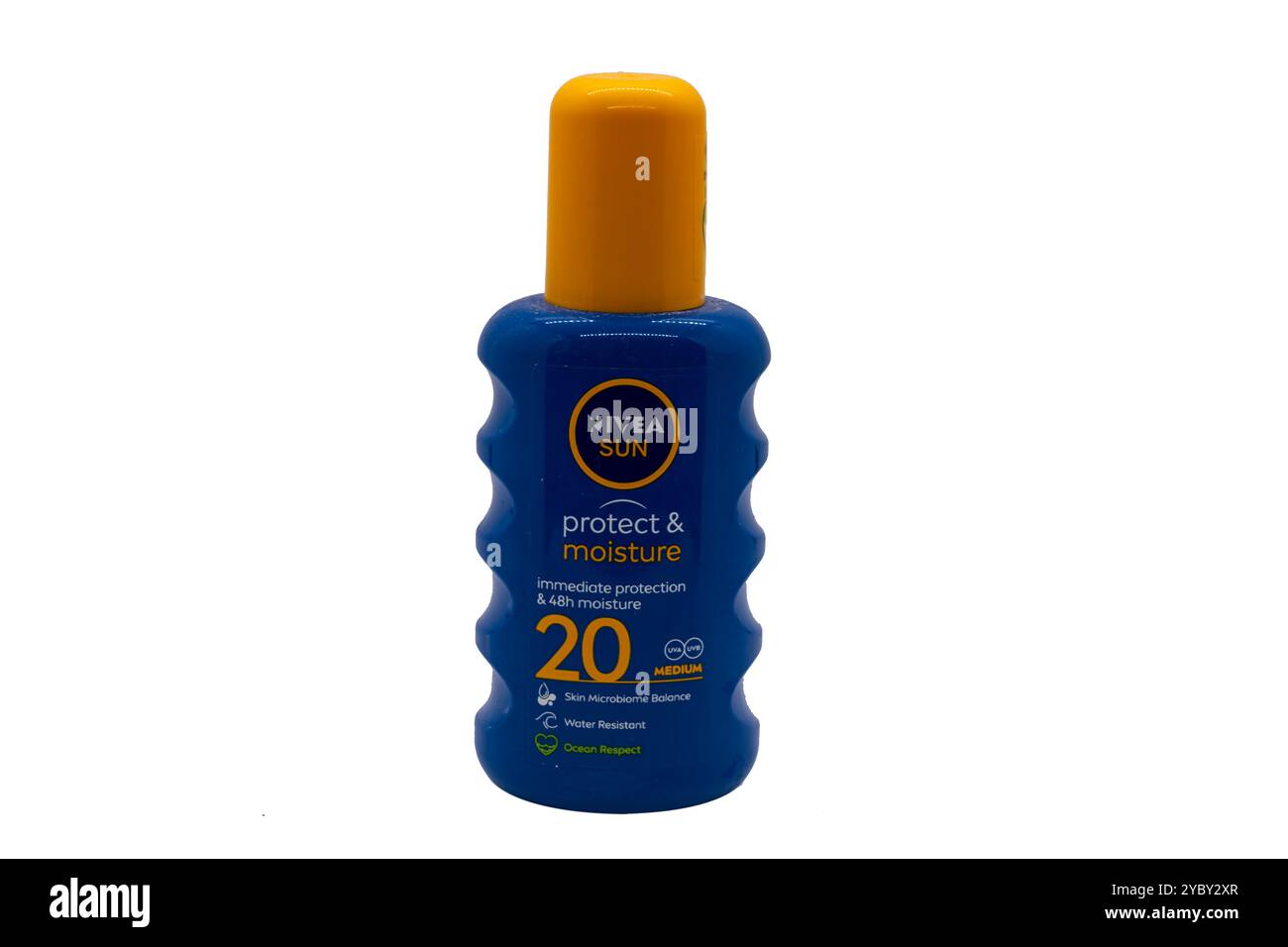 Wolverhampton Regno Unito – 19 ottobre 2024: Contenitore del popolare spray solare Nivea, un prodotto di protezione UV. Isolato su sfondo bianco Foto Stock