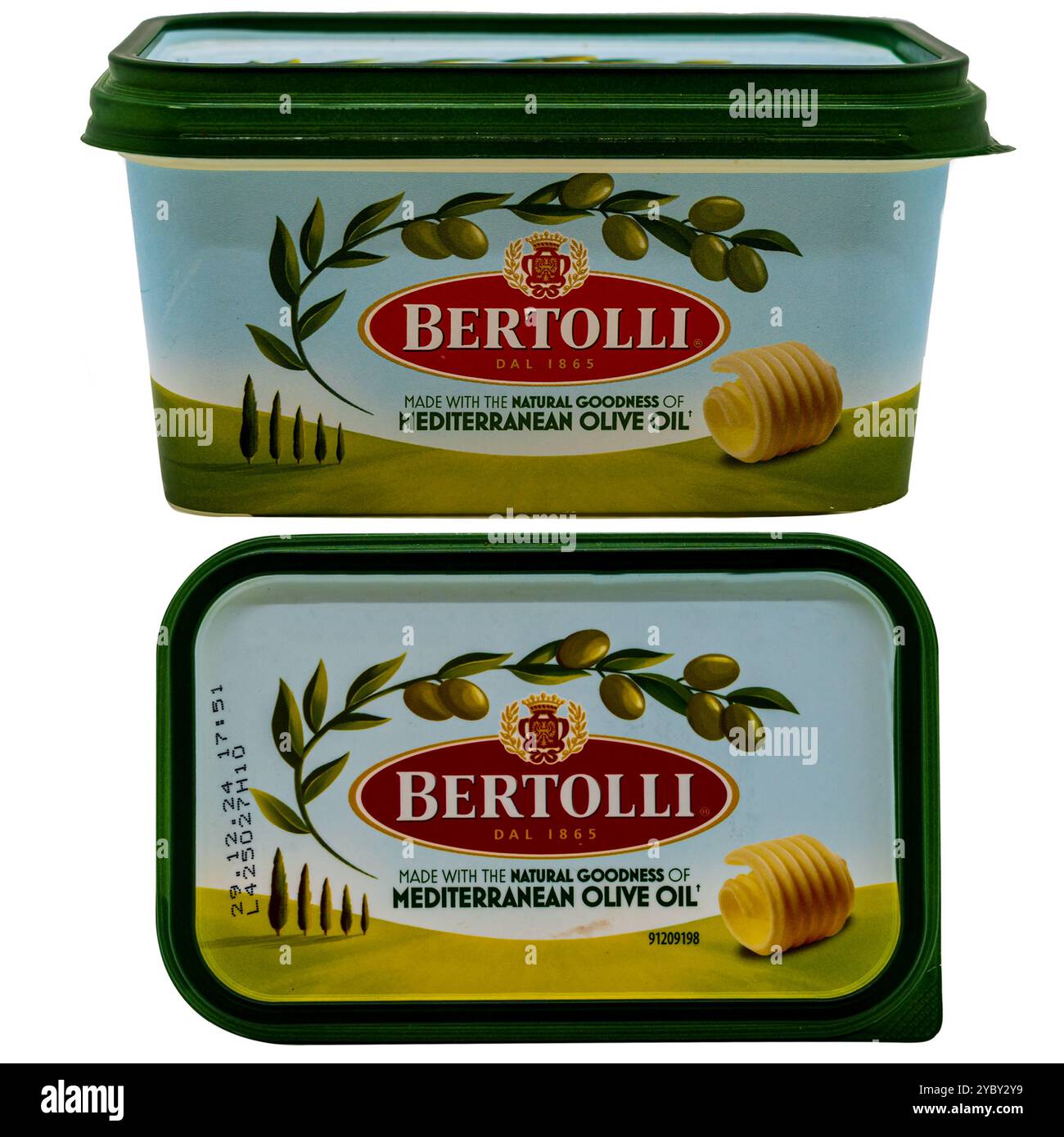 Wolverhampton UK – 19 ottobre 2024: Vasca di olio d'oliva Bertolli italiano, isolata su sfondo bianco Foto Stock
