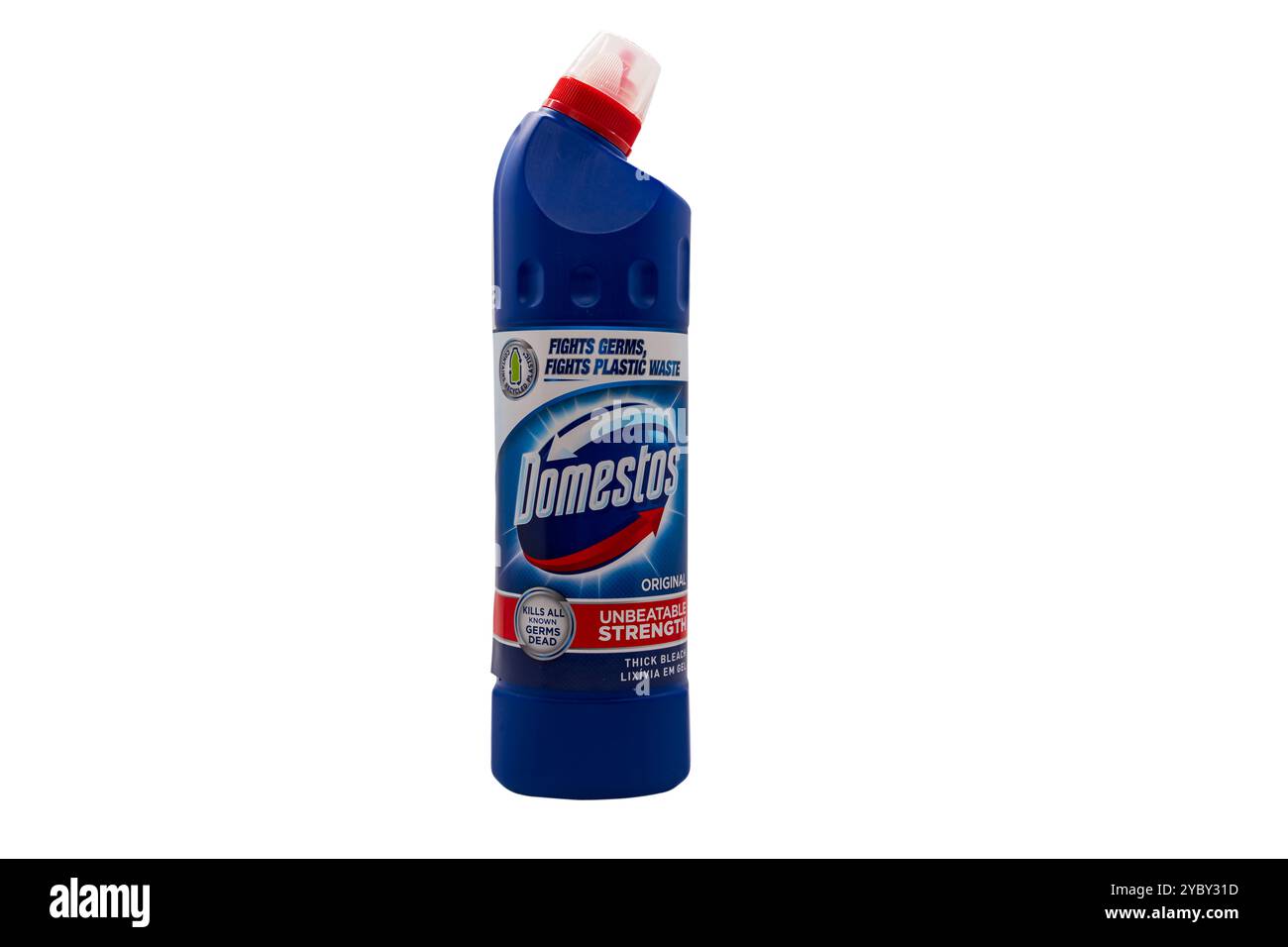 Wolverhampton UK – 19 ottobre 2024: Bottiglia di candeggina per la pulizia della casa, Domestos. Isolato su sfondo bianco Foto Stock