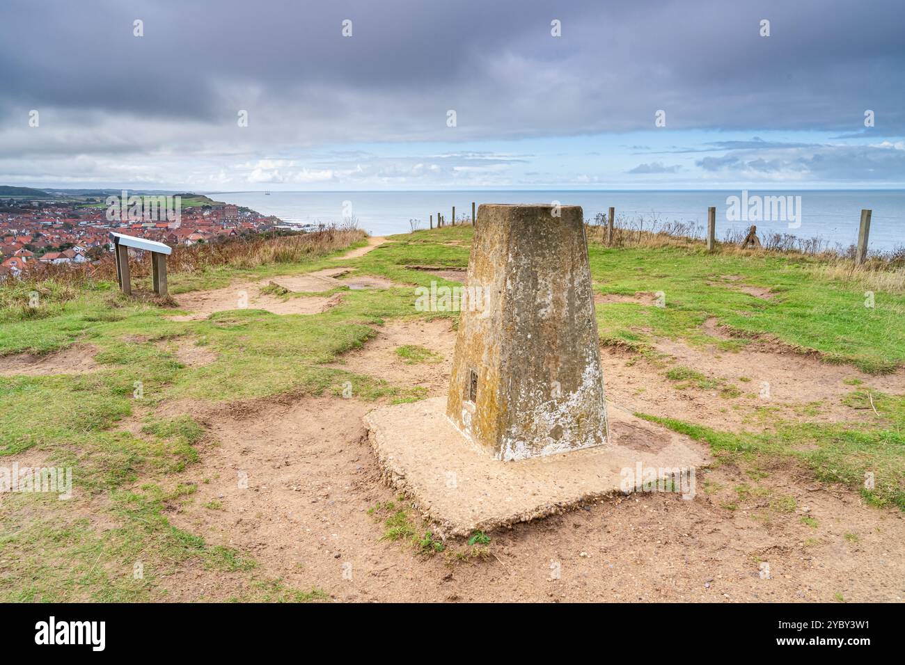 Trig Point o Triangulation Point alla sommità di Beeston Hill a Sheringham, Norfolk, Regno Unito, con orientamento paesaggistico Foto Stock