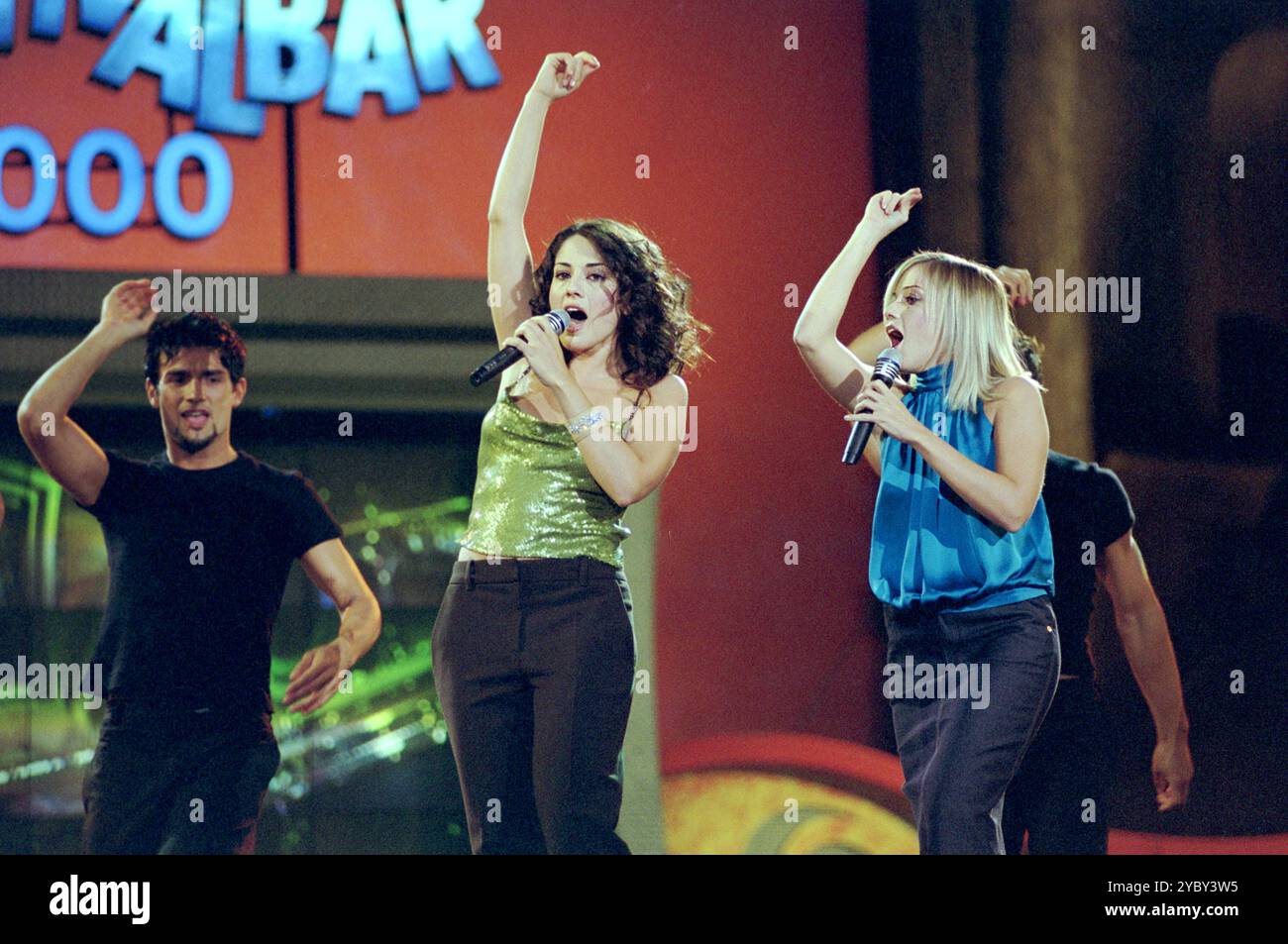 Verona Italia 12092000: Paola & chiara, cantanti italiani, durante la trasmissione televisiva “Festivalbar 2000” Foto Stock