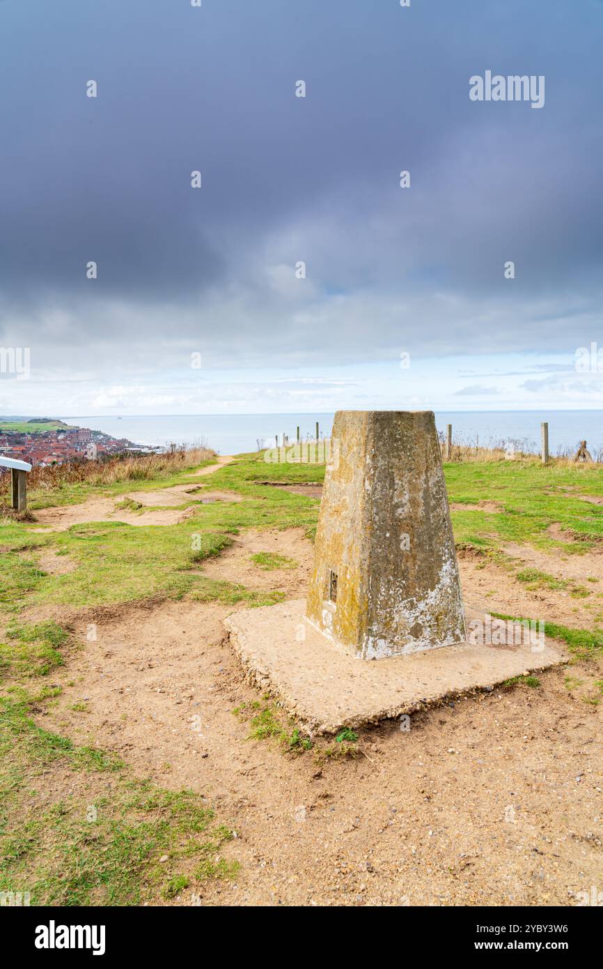 Trig Point o Triangulation Point alla sommità di Beeston Hill a Sheringham, Norfolk, Regno Unito, con orientamento verticale Foto Stock