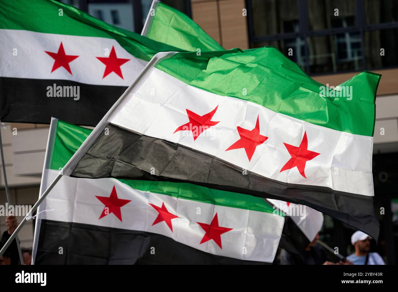 Syrische Flaggen die auf einer Essener Demo von Syrern gegen das regime von Baschar al-Assad geschwenkt wurden. Veröffentlichungen nur für redaktionel Foto Stock