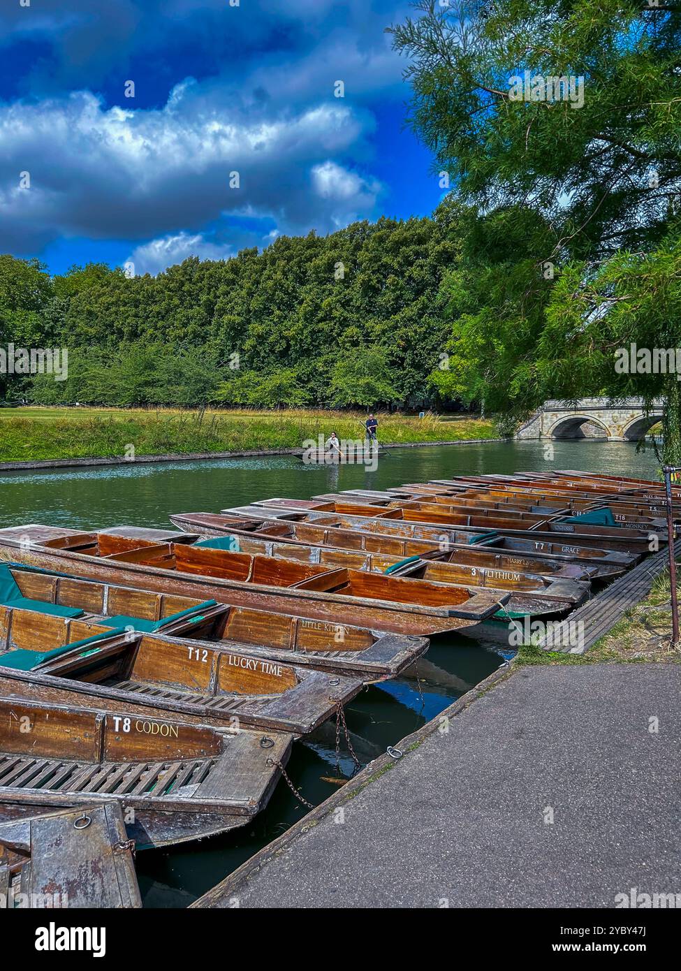 Cambridge, Inghilterra, Cambridge University Scenes, Canal Scenic View, con barche parcheggiate Foto Stock